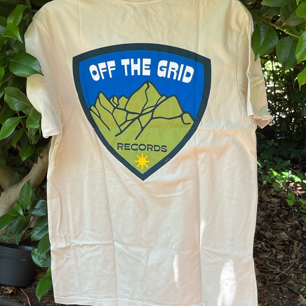 🆕OFF tHE GRID Men’s T-Shirt w/ Cool back Graphic. M